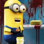 Un Minion ricanant dans une salle de bains ensanglantée