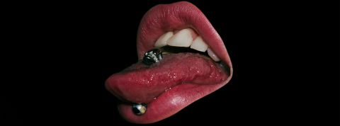 Entre recherche de « réel » et plongé dans la fantaisie pop, que disent de nous les tendances de recherche de Pornhub ? Une bouche sur fond noir ave piercing dans la langue