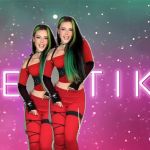 Une fille aux cheveux verts et noirs sur un fond ciel et l'inscriptionBye Tik Tok