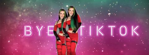 Les Tiktokeurs américains font leurs adieux à « l'espion chinois »... ou pas Une fille aux cheveux verts et noirs sur un fond ciel et l'inscriptionBye Tik Tok