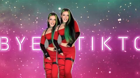 Les Tiktokeurs américains font leurs adieux à « l'espion chinois »... ou pas Une fille aux cheveux verts et noirs sur un fond ciel et l'inscriptionBye Tik Tok