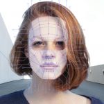 Une jeune femme dans la rue avec des lignes digitales sur le visage