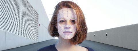 Reconnaissance faciale : souriez, vous ne pouvez plus vous cacher Une jeune femme dans la rue avec des lignes digitales sur le visage