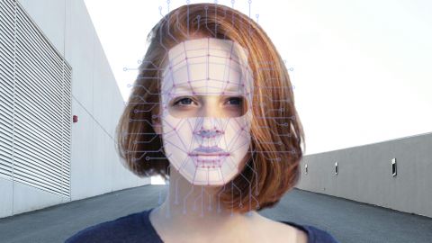 Une jeune femme dans la rue avec des lignes digitales sur le visage