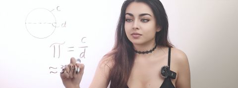 Zara Dar, la prof de (cal)cul qui ébranle Pornhub Zara Dar fait un calcul sur une vitre avec son marqueur