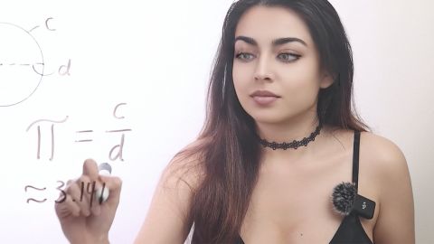 Zara Dar fait un calcul sur une vitre avec son marqueur