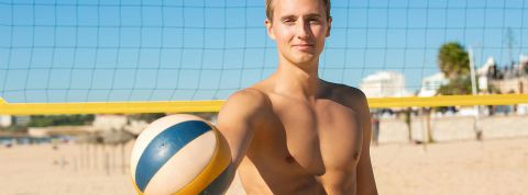 Face à un avenir incertain, la GenZ et les millenials s'accordent des « mini-retraites » Un jeune adulte joue au volleysur une plage