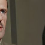 le general degaule devant un micro avec le logo de tiktok