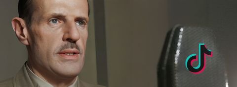 TikTok-radio-Londres le general degaule devant un micro avec le logo de tiktok