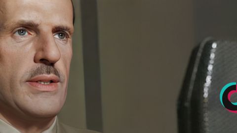 le general degaule devant un micro avec le logo de tiktok
