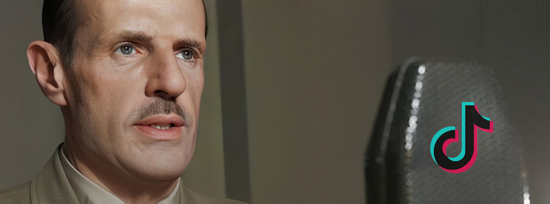le general degaule devant un micro avec le logo de tiktok