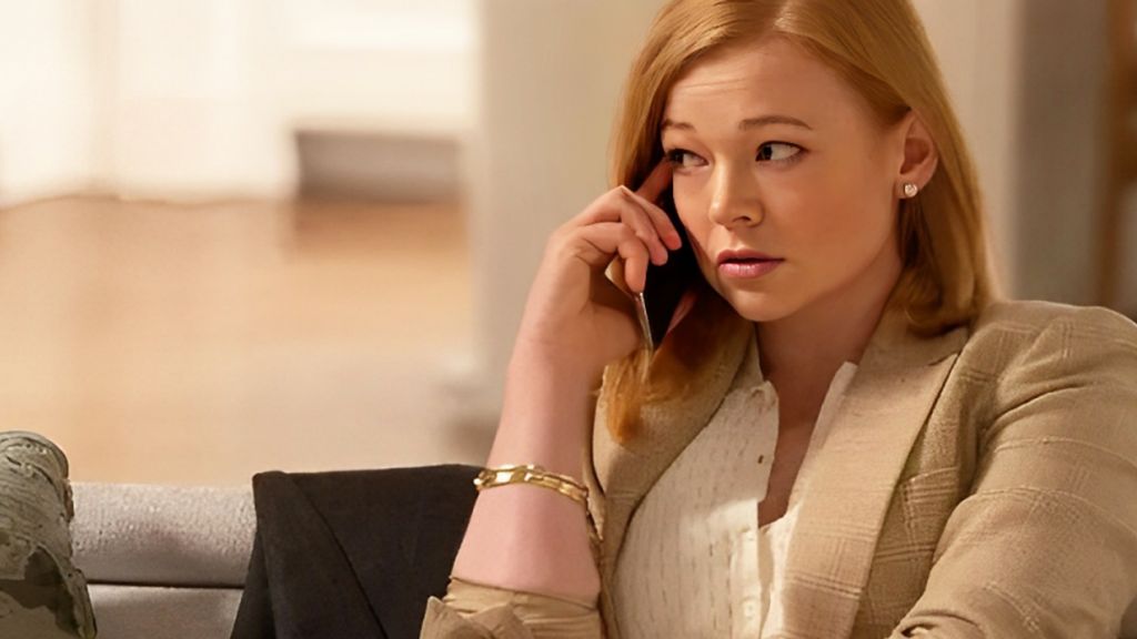 Sarah Snook en veste de tailleur beige dans Succession