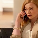 Sarah Snook en veste de tailleur beige dans Succession