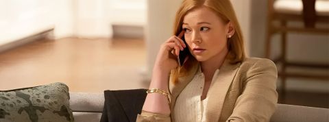 Tendances Mode : Luxe, calme et sobriété Sarah Snook en veste de tailleur beige dans Succession