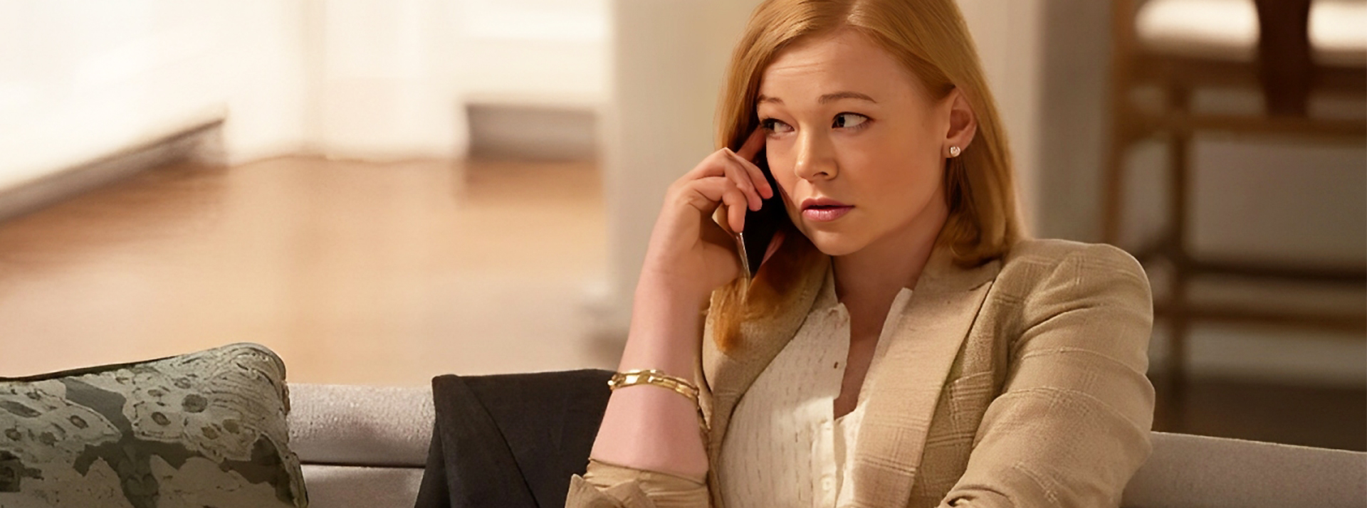 Tendances Mode : Luxe, calme et sobriété - L'ADN Sarah Snook en veste de tailleur beige dans Succession