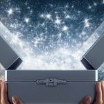 Deux mains tiennent une boite en métal qui s'ouvre avec un ciel étoilé