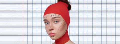 La chirurgie esthétique, une banalité chez la GenZ ? Le visage d'une jeune de la GenZ avec des traits de feutres prévoyant des modifications esthétiques