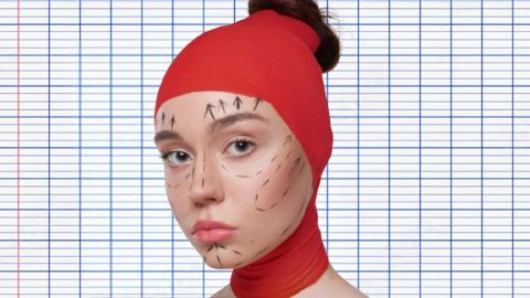 Le visage d'une jeune de la GenZ avec des traits de feutres prévoyant des modifications esthétiques