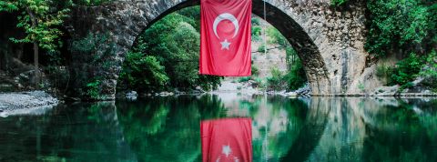 En Turquie, un outil de démocratie participative au service de la répression Un drapeau turx sur un pont se reflète dans l'eau