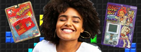 Ils payent très cher des jeux rétro sous blister (mais vos cartes Pokémon mâchouillées ne valent pas un rond) Une fille métisse super heureuse avec des jeux rétro sous blister