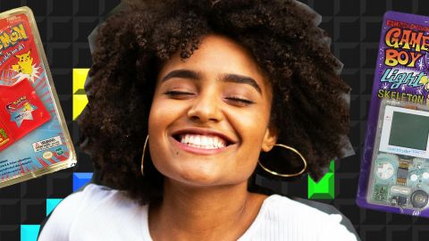 Une fille métisse super heureuse avec des jeux rétro sous blister