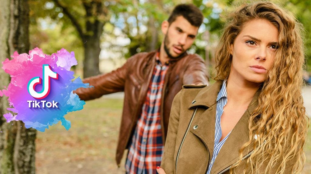 Une femme fait dos à un homme, très fachée, tandis qu'il porte le logo TikTok dans sa main