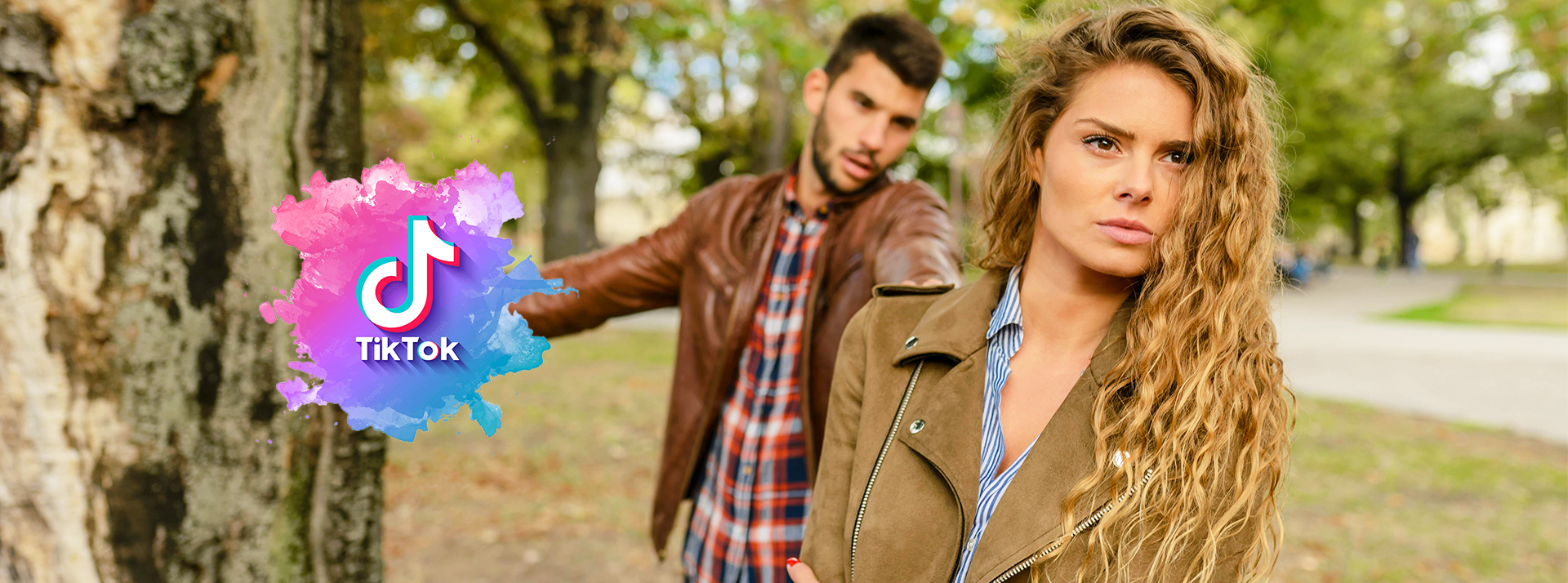 Une femme fait dos à un homme, très fachée, tandis qu'il porte le logo TikTok dans sa main