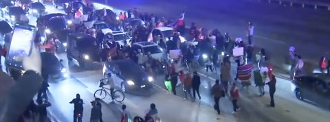 L’indignation en ligne ne sert à rien ! Une manifestation anti-contrôle de migrants à LA