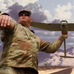 Un soldat US avec un drone dans la main