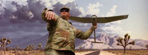 Comment les drones redéfinissent les règles du jeu de la guerre du futur Un soldat US avec un drone dans la main
