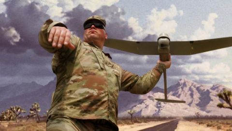 Un soldat US avec un drone dans la main