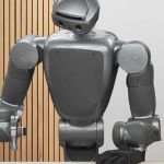 Un robot avec un marteau