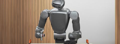 Les IA ne sont pas des outils. Et c’est important de le comprendre Un robot avec un marteau