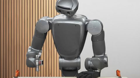 Un robot avec un marteau