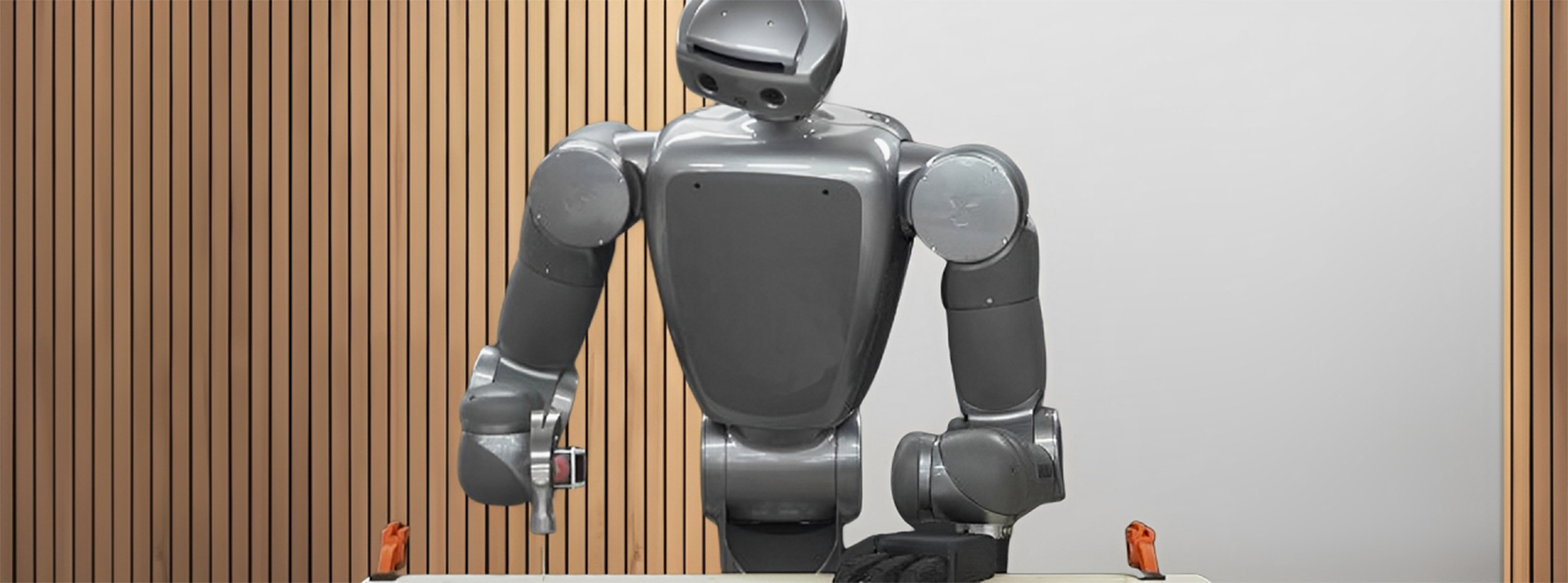 Un robot avec un marteau