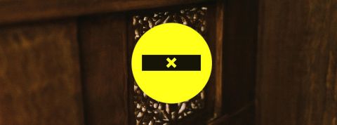 Crypto-confessions : la thérapie en ligne des ratés des cryptosions Un confessionnal et le logo de Coinfessions