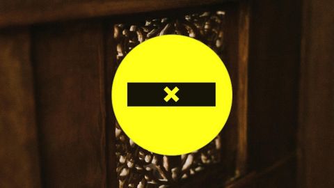 Un confessionnal et le logo de Coinfessions