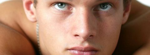 À la recherche du beau mec... Ou comment les diktats de la beauté ont rattrapé les hommes Gros plan d'un très bel homme aux yeux bleu