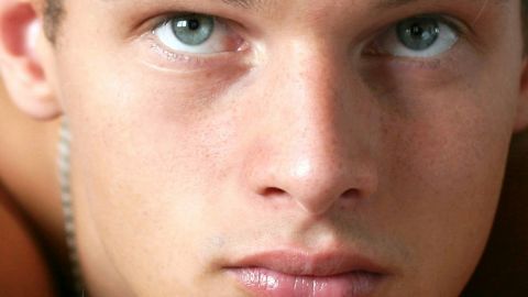 Gros plan d'un très bel homme aux yeux bleu