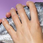 Des mains féminines qui tiennent un poisson