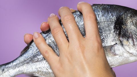 Des mains féminines qui tiennent un poisson