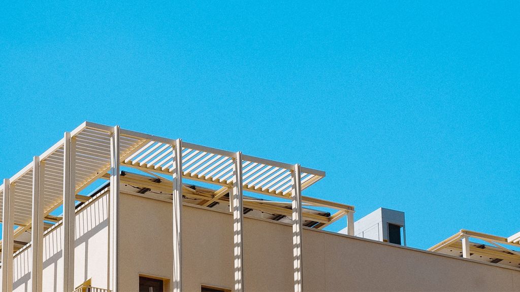 image de batiment sur un ciel bleu