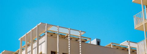 JO (1) image de batiment sur un ciel bleu