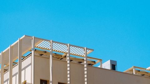image de batiment sur un ciel bleu