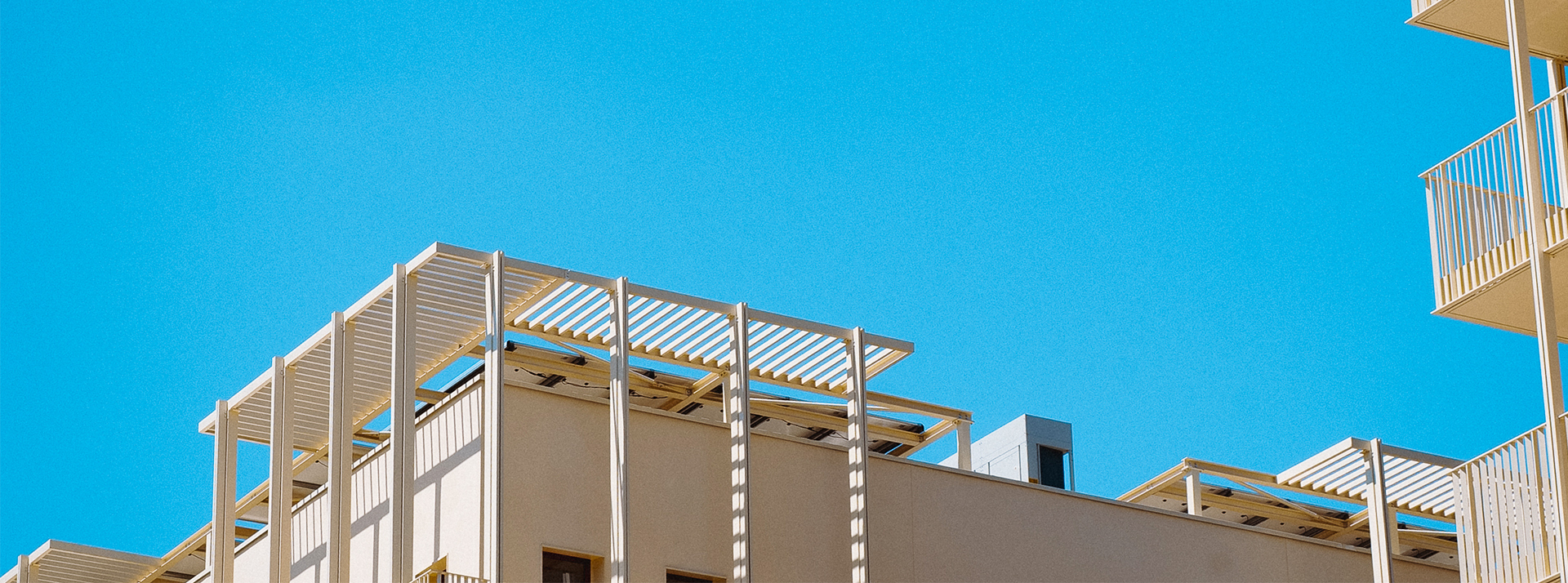 JO (1) - L'ADN image de batiment sur un ciel bleu