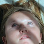 Une jeune fille pensive les yeux dans le vague