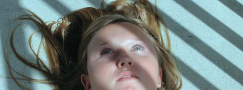 « Le déclin du désir s’inscrit à l’intérieur d’une situation d’insécurité sans précédent chez les jeunes » Une jeune fille pensive les yeux dans le vague