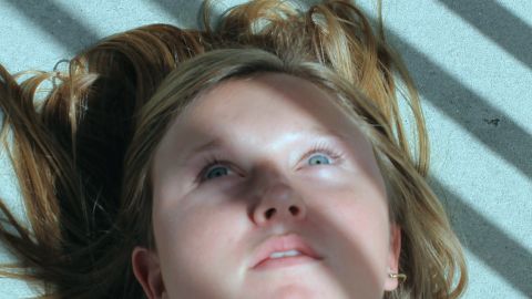 Une jeune fille pensive les yeux dans le vague