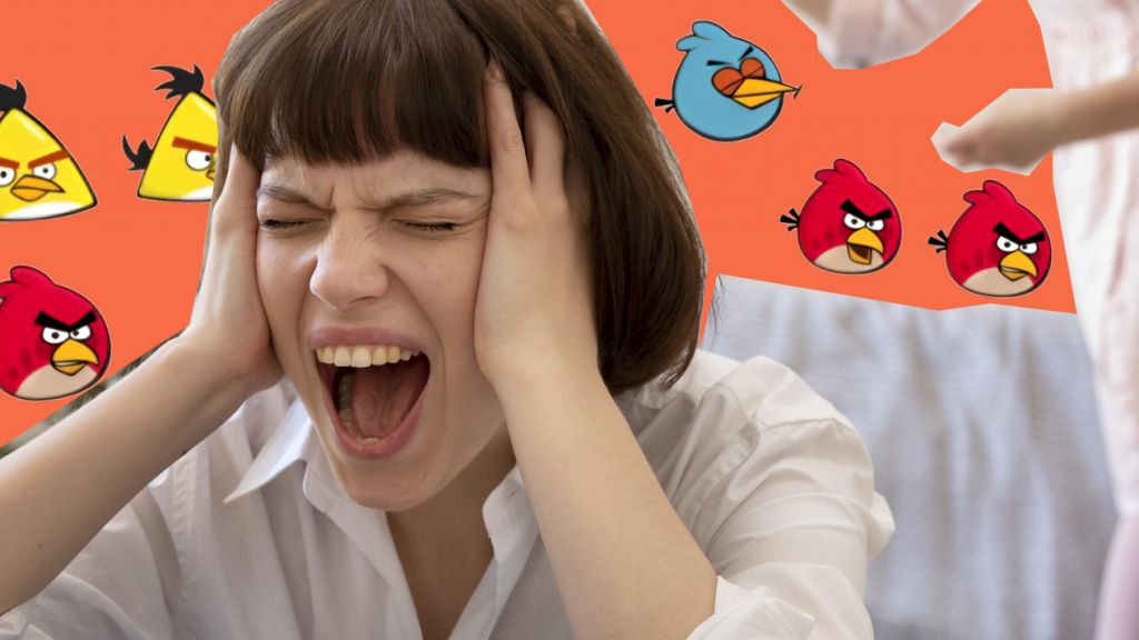 Une mère qui crie la tête dans les mains, sa fille derrière elle