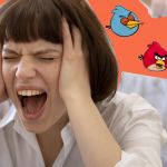 Une mère qui crie la tête dans les mains, sa fille derrière elle